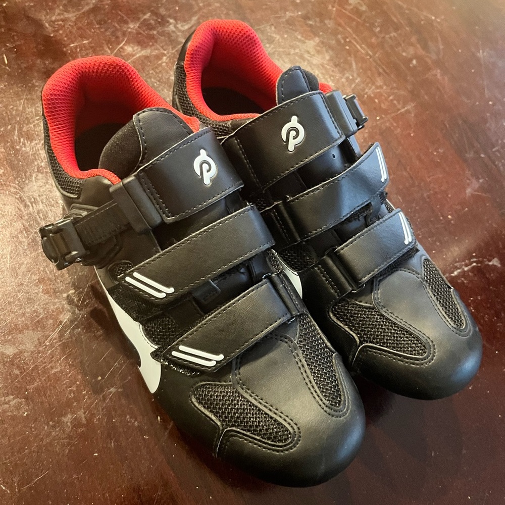Peloton Womens Size 39/ 7.5 foot. Good condition!